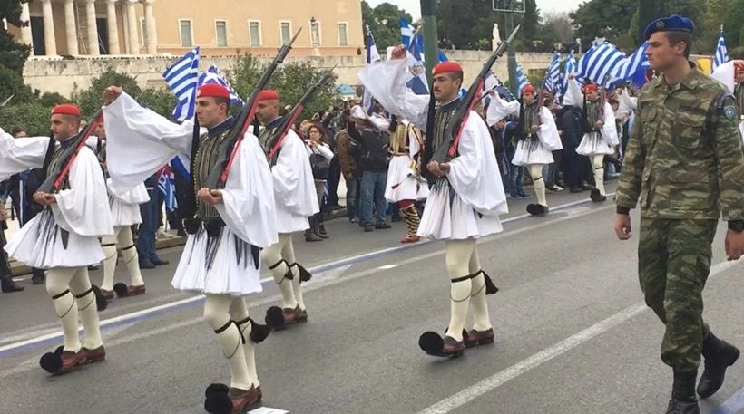 Αποθέωση στο Σύνταγμα: Με το «Μακεδονία Ξακουστή» η αλλαγή φρουράς – Bίντεο